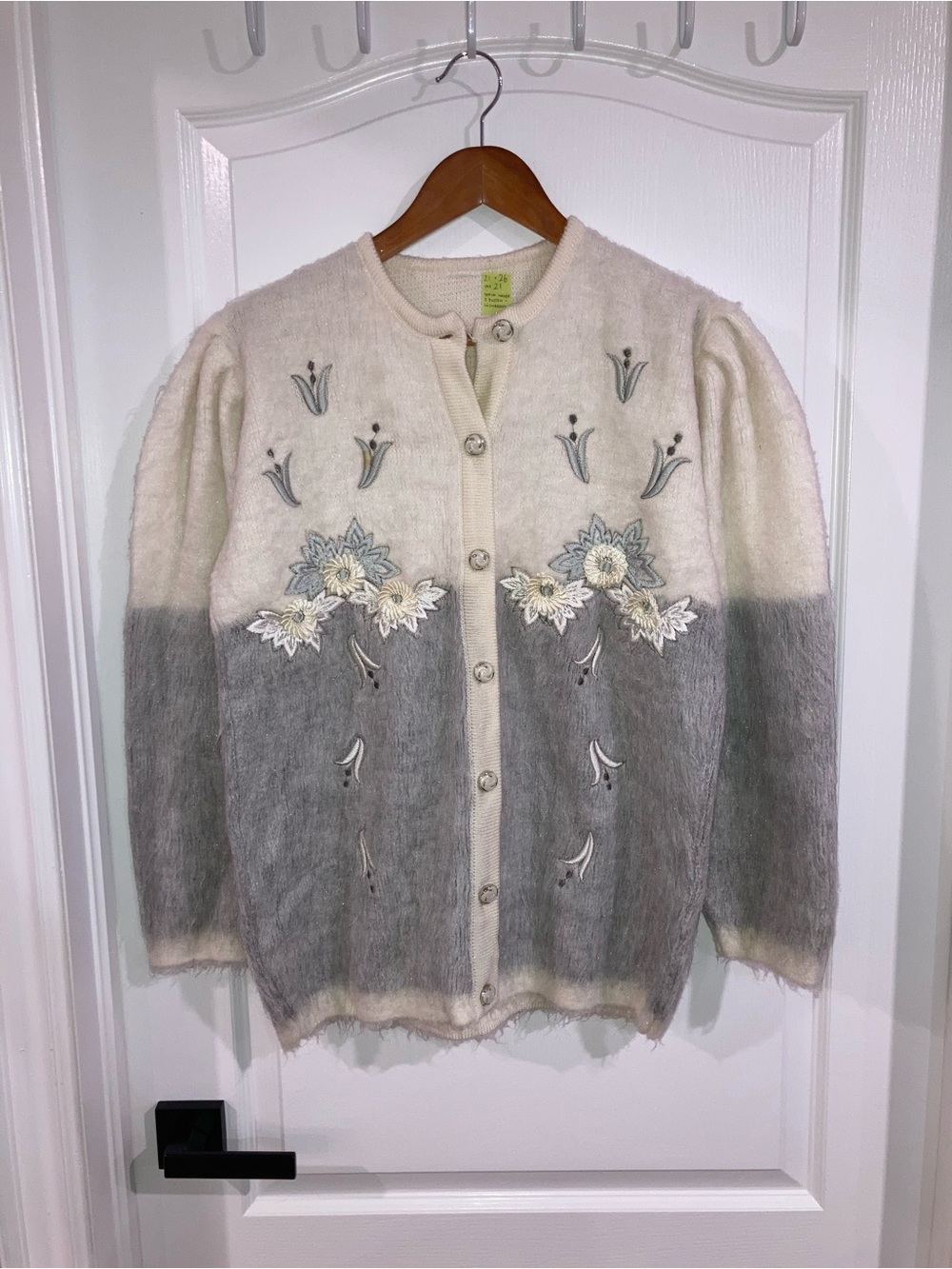 Vintage Ivory & Grey Floral Embroidered Cardigan Sweater - size M (Ptp: 21”)